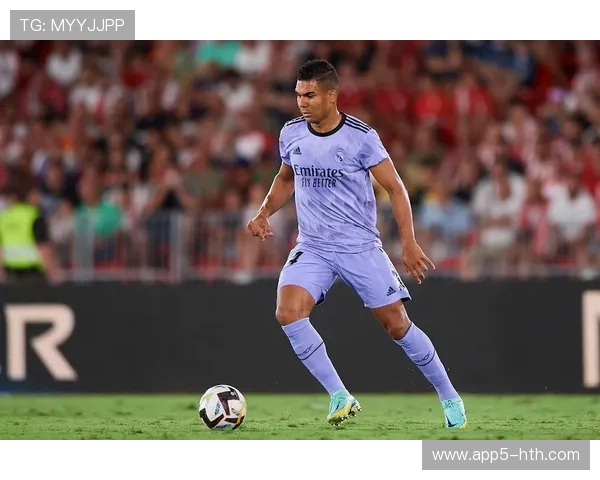 曼联中场卡塞米罗状态回升,长传调度成攻防转换枢纽 曼联中场卡塞米罗状态回升,长传调度成攻防转换枢纽