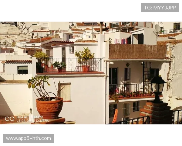 环意自行车赛经过小镇,居民阳台悬挂自制加油横幅